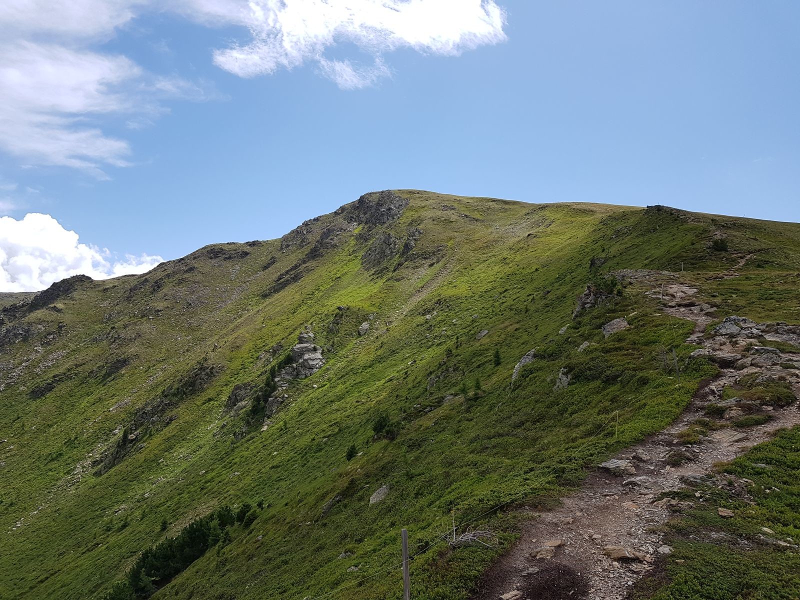 Hier sieht man das Schönjöchl und den leicht exponierten Wegverlauf, der schöne Ausblicke garantiert.