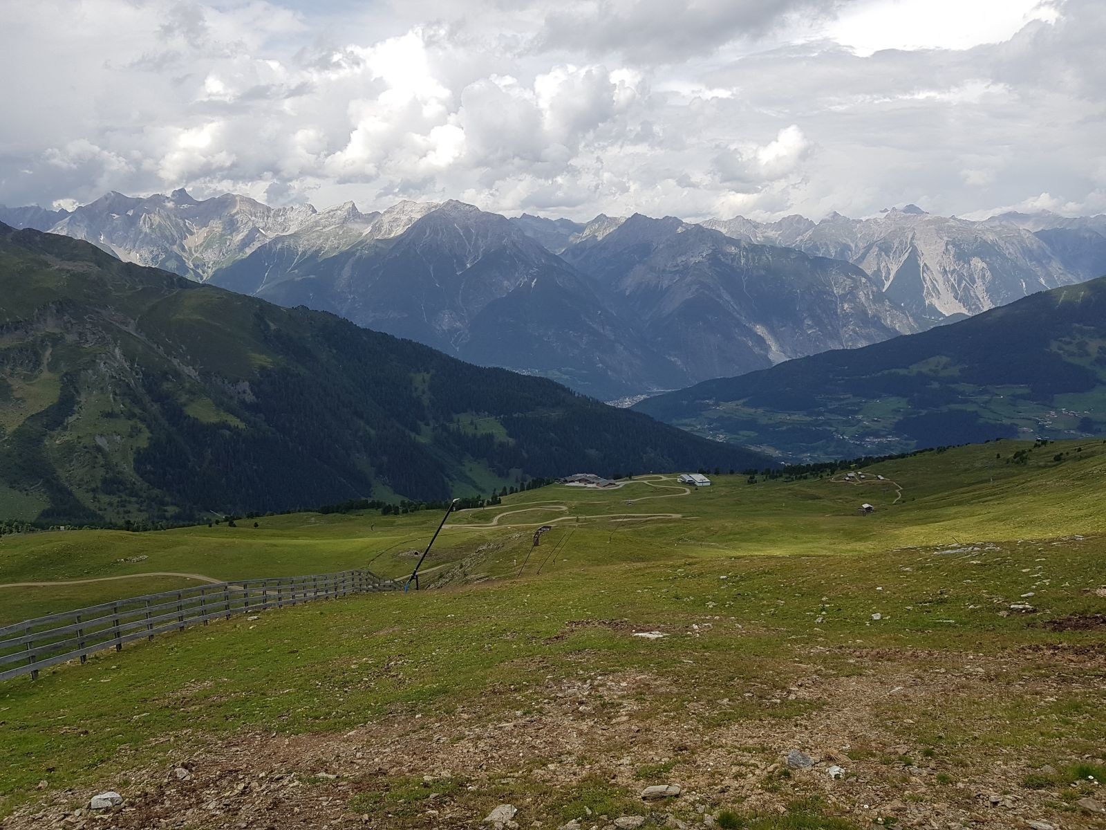 Wenn ich die Westabfahrt hinab schaue, kommen Erinnerungen an den letzten Dezember auf. Das war schön hier.