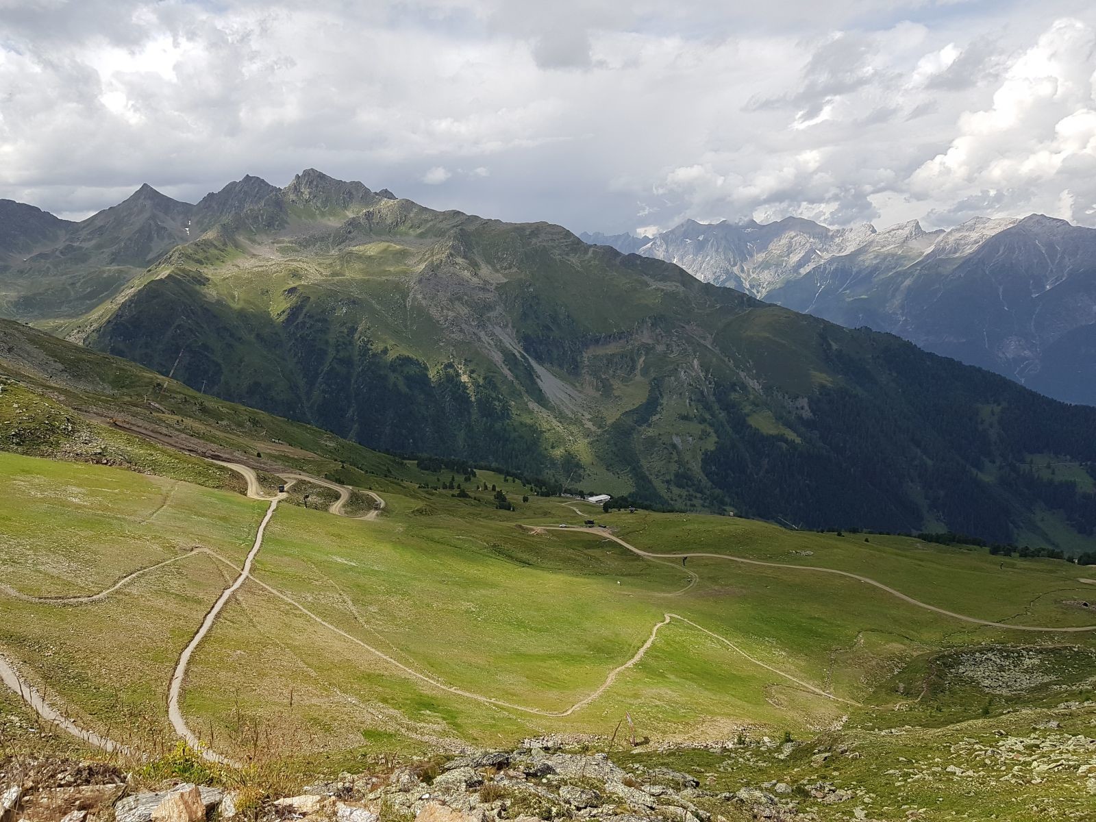 Die Stimmung auf dem Bild mit den Farben gefällt mir sehr gut. Allerdings muss man auch sagen, dass die Plazörabfahrt vegetationsmäßig nicht so gut abschneidet.
