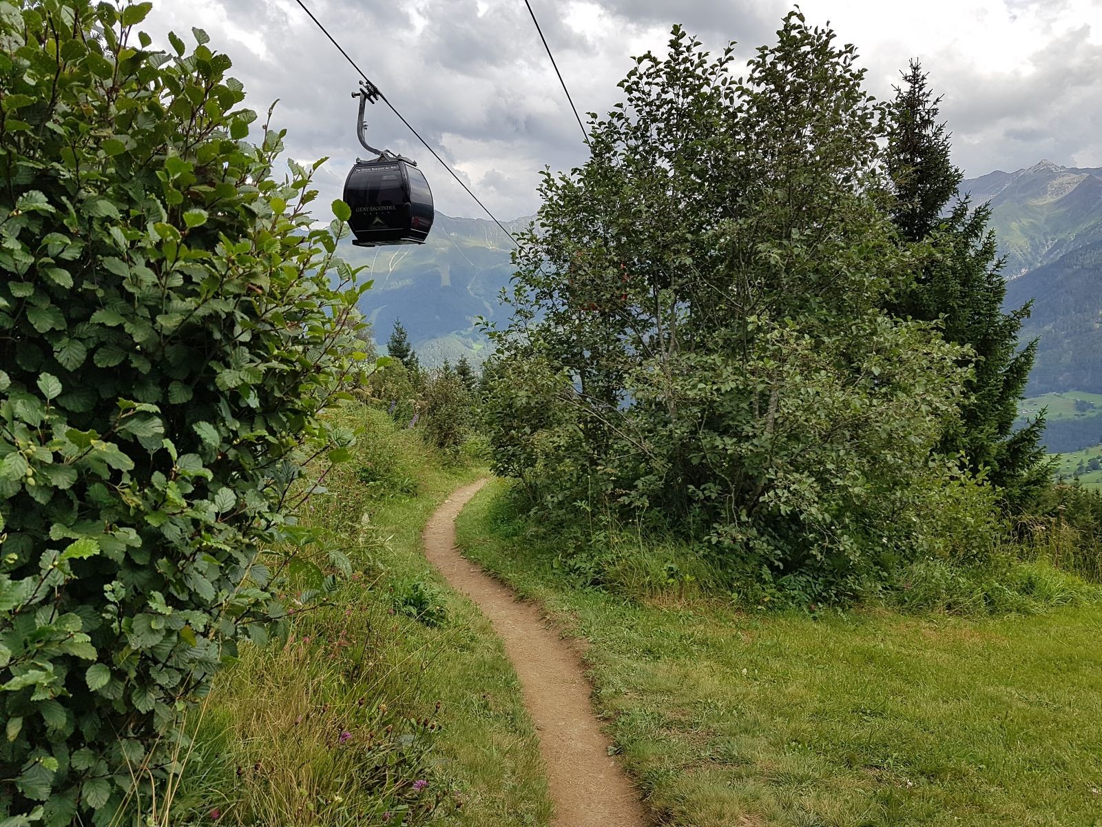 Der Schriftzug auf der Gondel sagt eigentlich schon alles und das trifft auch auf diesen kleinen Pfad zu!