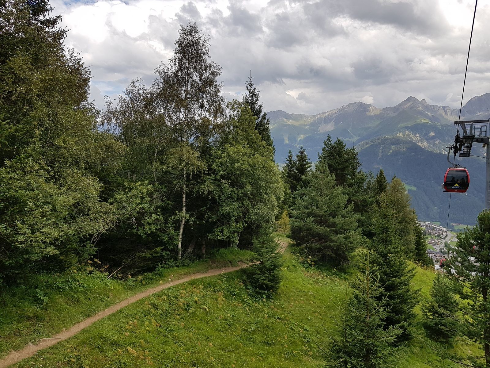 Nahe am Bach führt der Weg gemächlich nach unten.