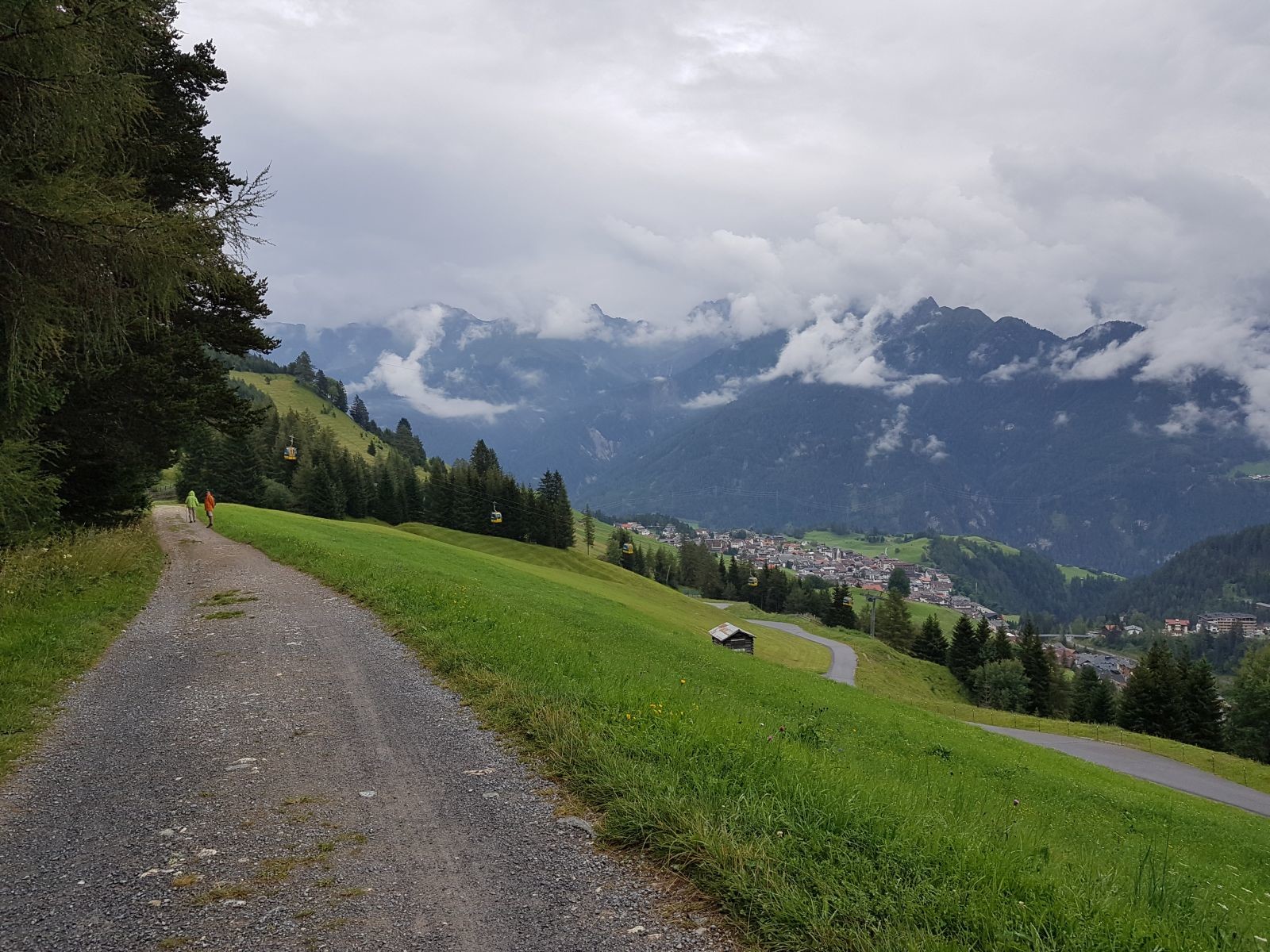 Ein kleiner Sprung: Über den Waalweg, der ganz toll am Bach entlang läuft, und den Leithe Wirt gelangen wir zu diesem Weg, laut Karte die Nr. 4. Ja, so machen Fahrwege Spaß :D Und wie! Bei dem schönen Ausblick auf Serfaus. Vorne kreuzt der Sunliner.