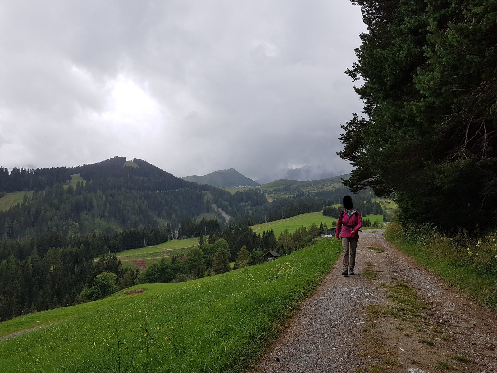 Blick zurück auf den Alpkopf und Lazid. Aktuelle war es trocken, aber eine neue Regenfront war bereits im Anmarsch.