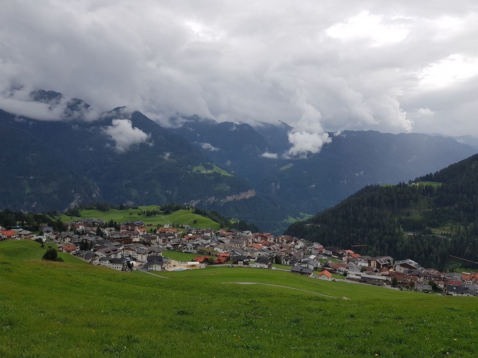 Plateaublick auf Serfaus mit seiner alten Dorfkirche