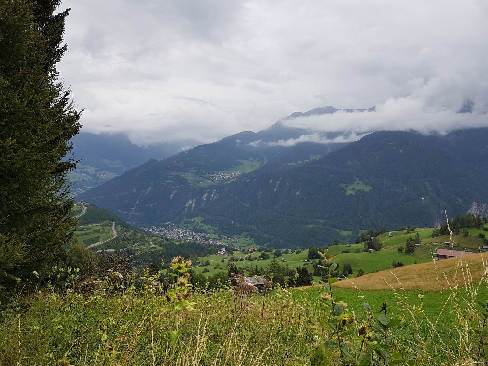 Nach dem Abzweig nach links in Richtung Fiss/Waldbahn mache ich noch ein Bild von der Aussicht auf Ried und Fendels, bevor wir in den Beutelwald eintraten.