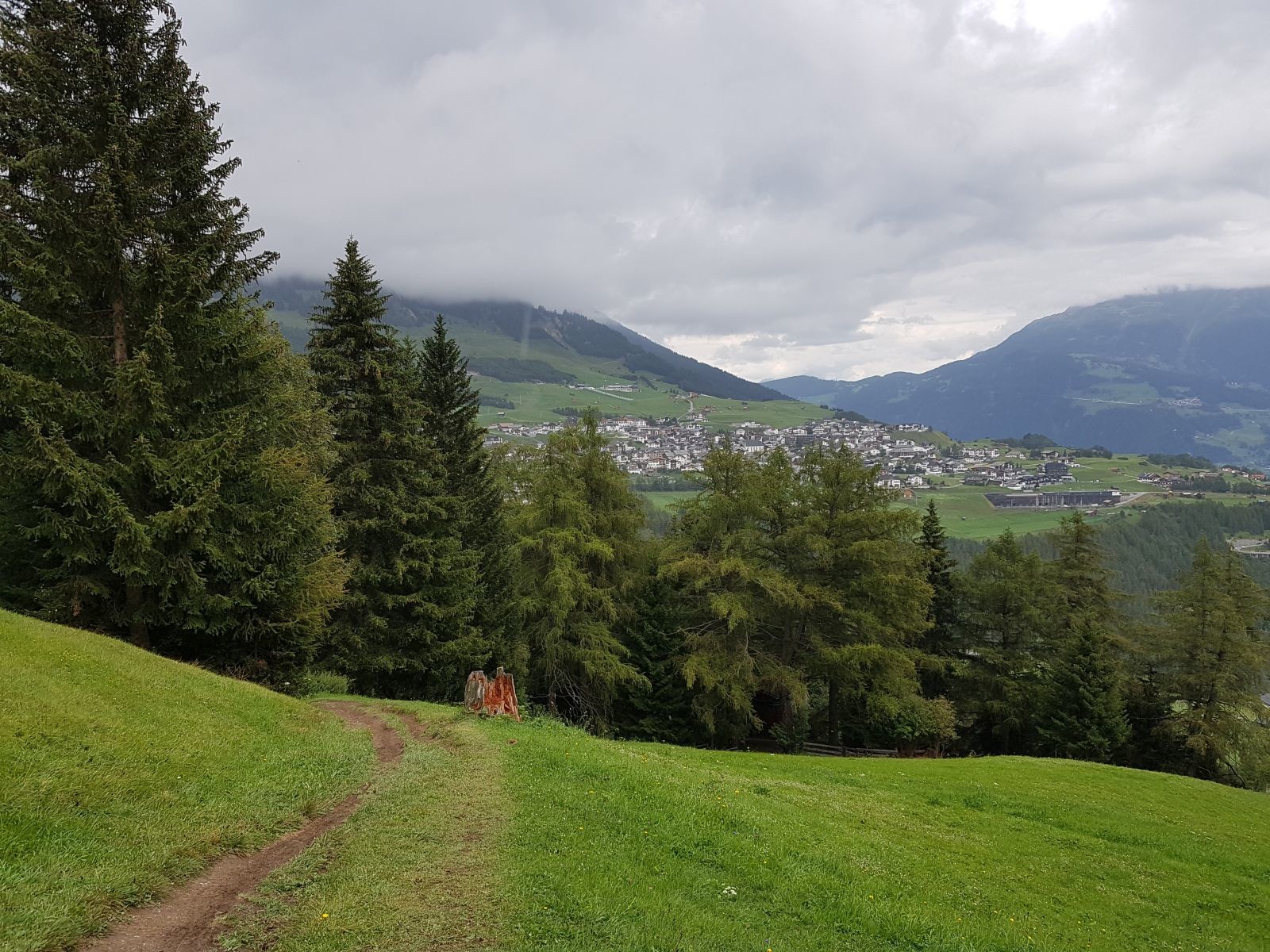 Fiss ist bereits in Sichtweite. Der Weg, der mal Steig mal Schotterweg ist, kommt nach einigen Minuten bei der Waldbahn raus. Regen setzte wieder ein, aber wir waren bald am Hotel. Und stören tut uns das sowieso nicht mehr, mit Regenjacke spürt man es ohnehin kaum.