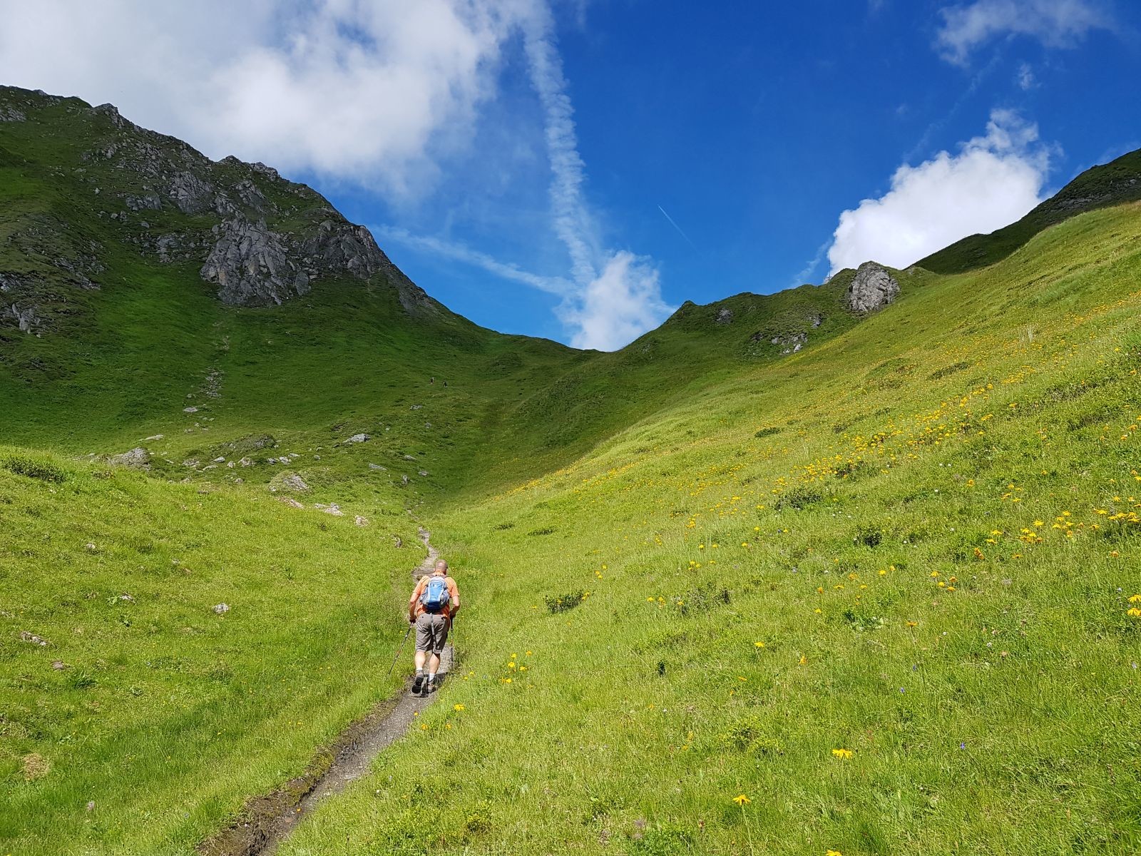 Bis zu dem Joch steigen wir auf, danach laufen wir den südlichen Arm des Gratrundwegs Tauernblick wieder nach unten.