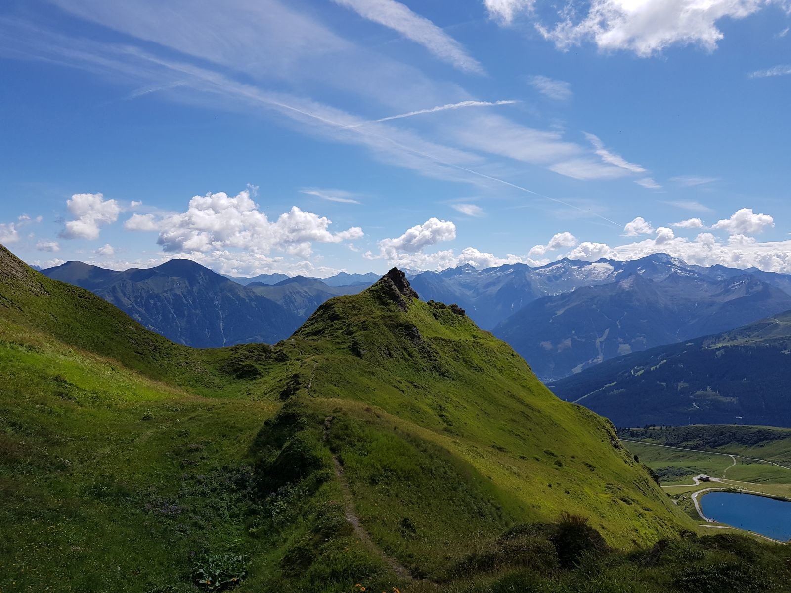 Auf dem tollen Gratweg laufen wir wieder nach unten. Hier hatte ich eine 5 Meter-Begegnung mit einem Murmeltier. Das war was besonderes :D
