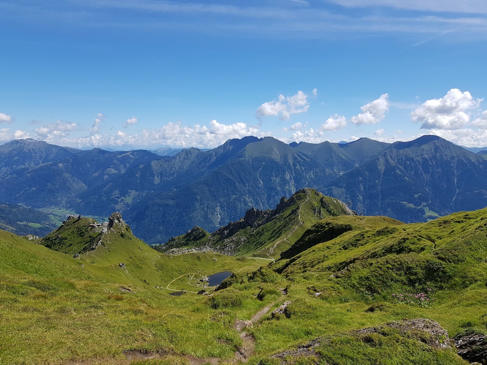 Weiterer, malerischer Verlauf. Die Bergspitze vorne in der Mitte ist die Hirschkarspitze, die extrem überrannt war. Der Rest war recht ruhig und wirklich angenehm zu gehen.