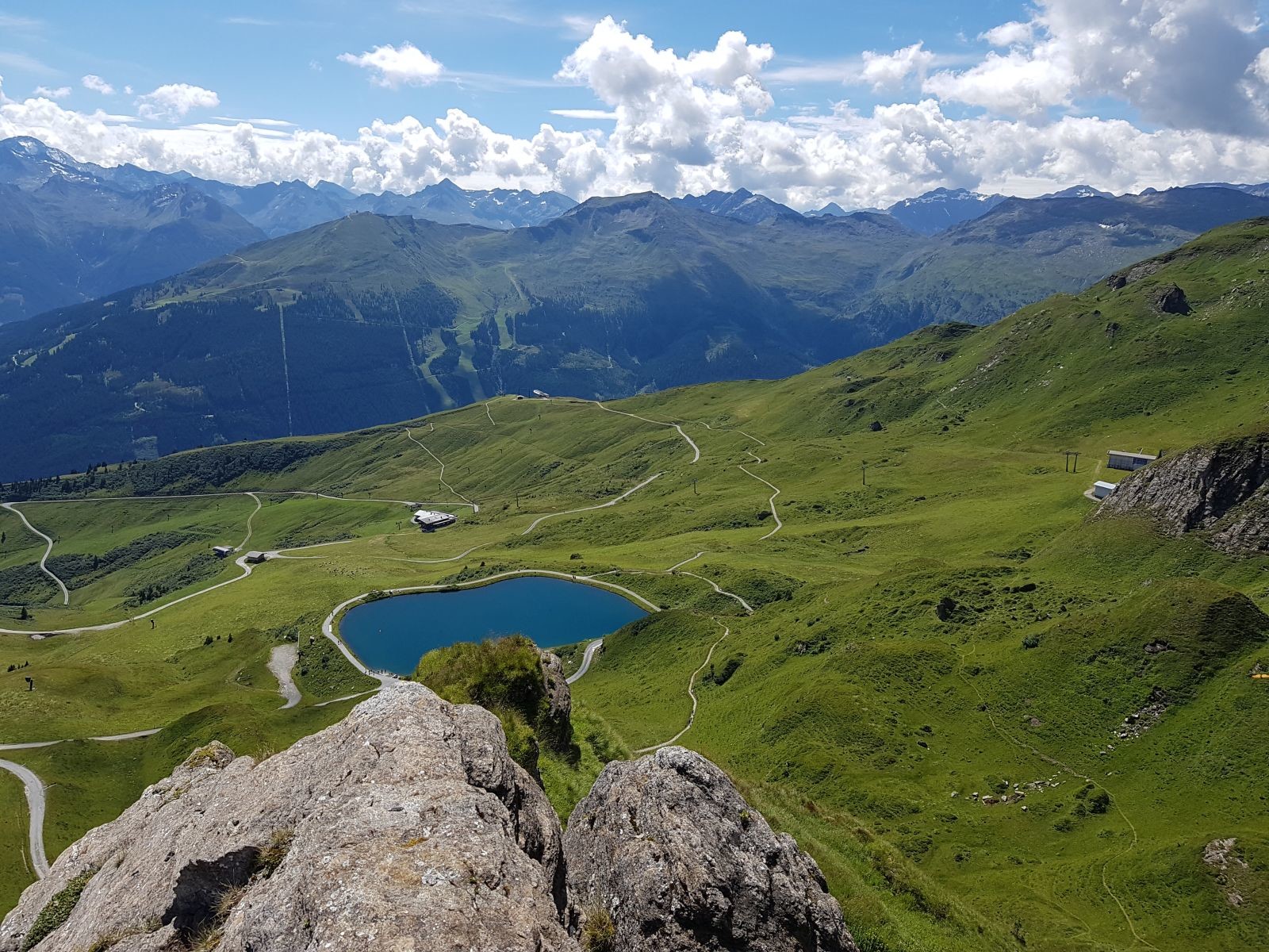 Blick vom Grat auf den Weitmoserlift und den Schlossalmsee