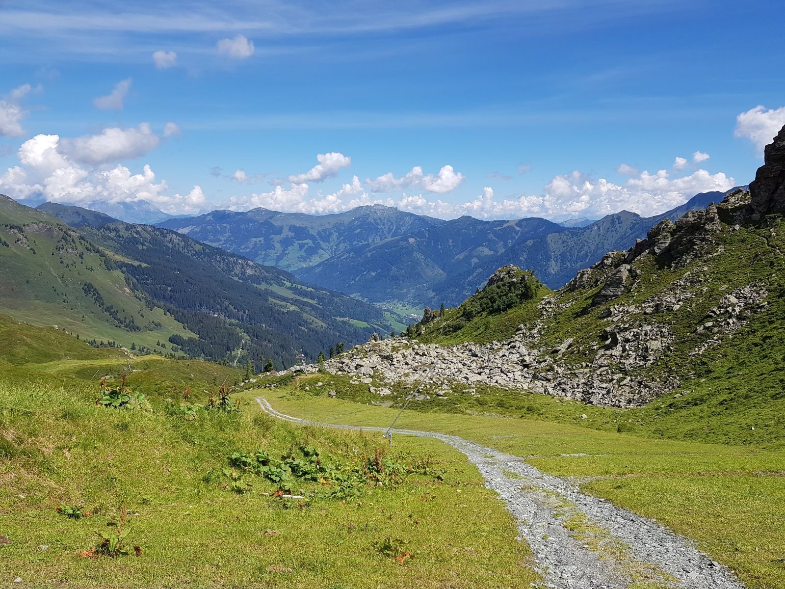Über die Kleine Scharte Piste, die 2017 eine einzige Modellierungsbaustelle war, geht es nach Norden. Nun sieht die Piste schon wieder gut aus und liegt schön in der Landschaft.