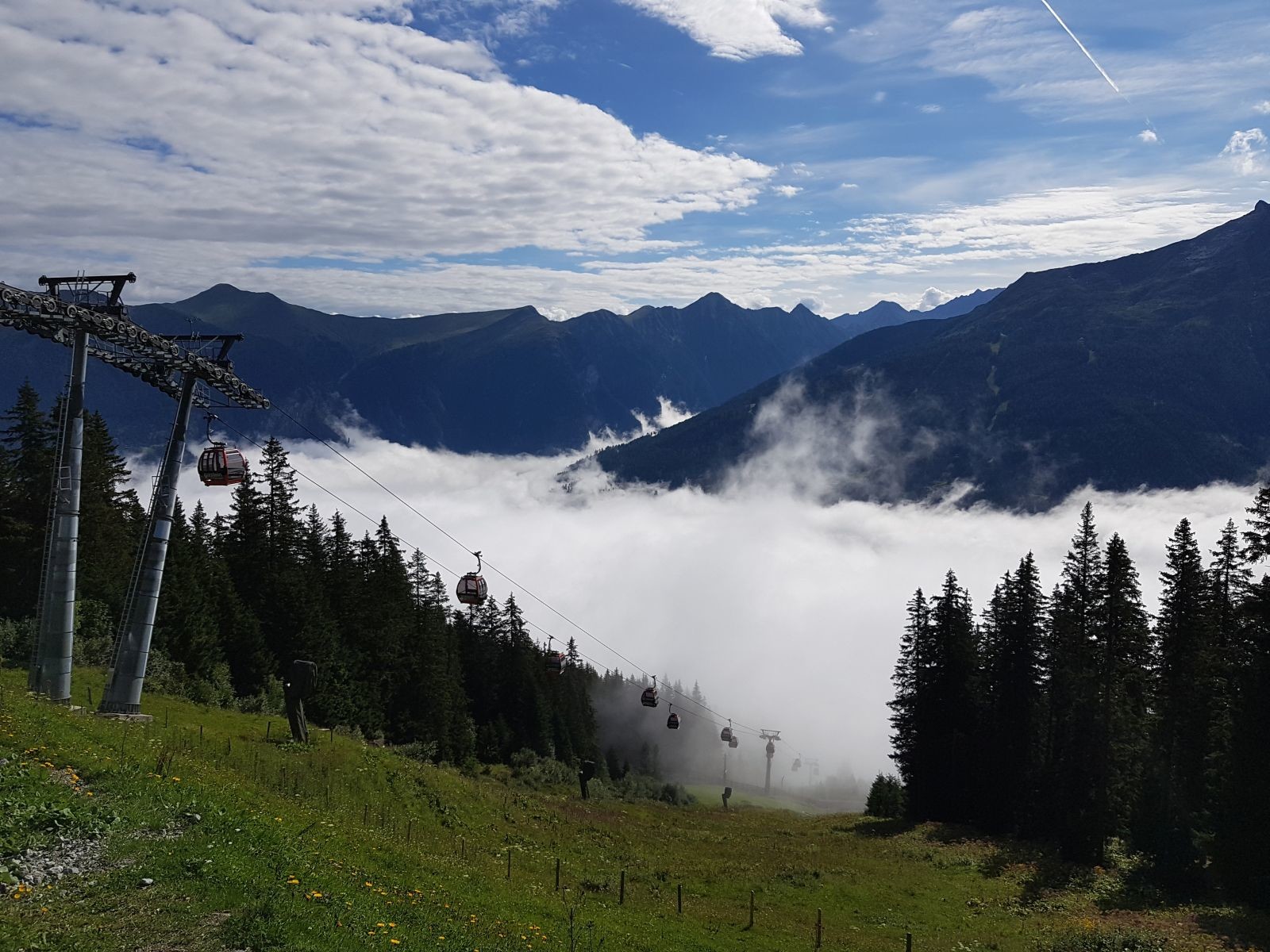 Mit der Stubnerkogelbahn stechen wir durch das Nebelmeer. Oben erwartet uns schon die Sonne :D