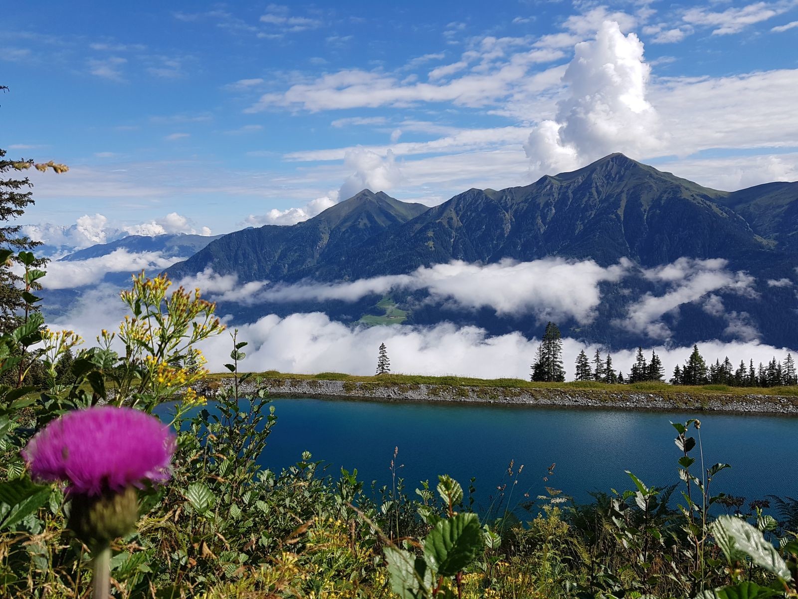 Aussicht auf den See und den Gamskarkogel (r.) sowie die Gamskarspitze (l.)