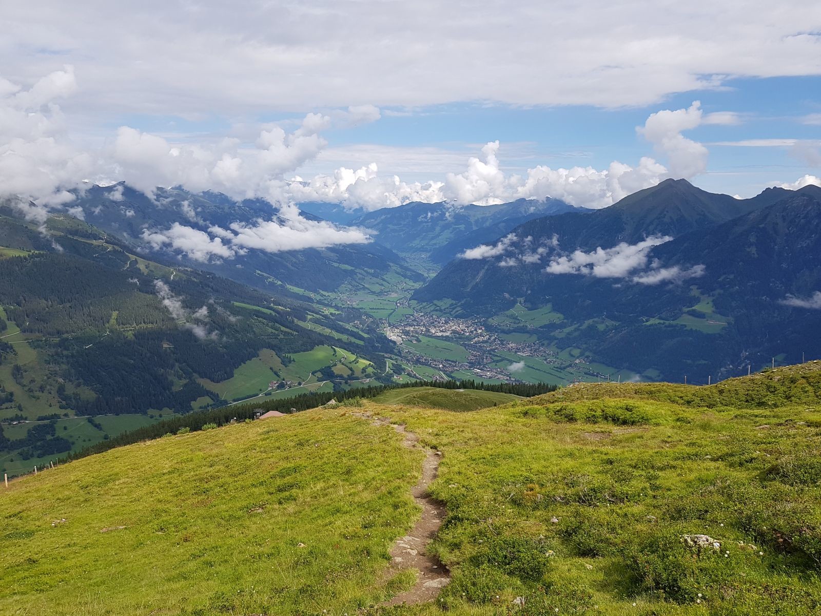 Nach einem hässlichen Stück folgt wieder ein natürlicher Pfad, der zwar auch sehr steil ist (meistens), aber dennoch schöner zu gehen ist.
