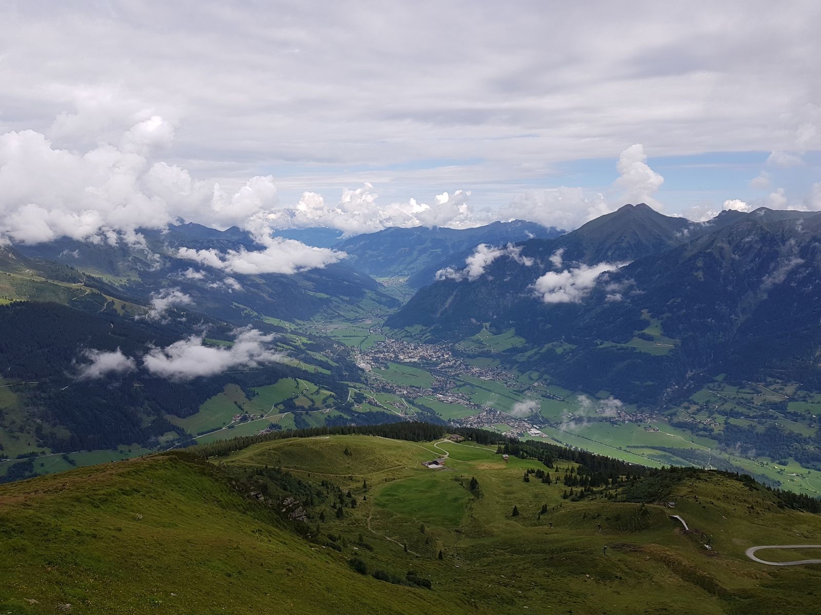 Oben angekommen nach 1h 20min Gehzeit seit der Mittelstation. Man kann sehr gut aus dem Gasteinertal hinaus blicken. Unten sieht man den Skibereich rund um den Burgstallift. Es war von dort auch gut die "neue" direkte Piste vom Gipfel zum Burgstalllift zu sehen. Bzw. eigentlich hat man sie kaum gesehen, da sie weder modelliert noch beschneit ist. Die Abfahrt sieht aber sehr spannend aus!