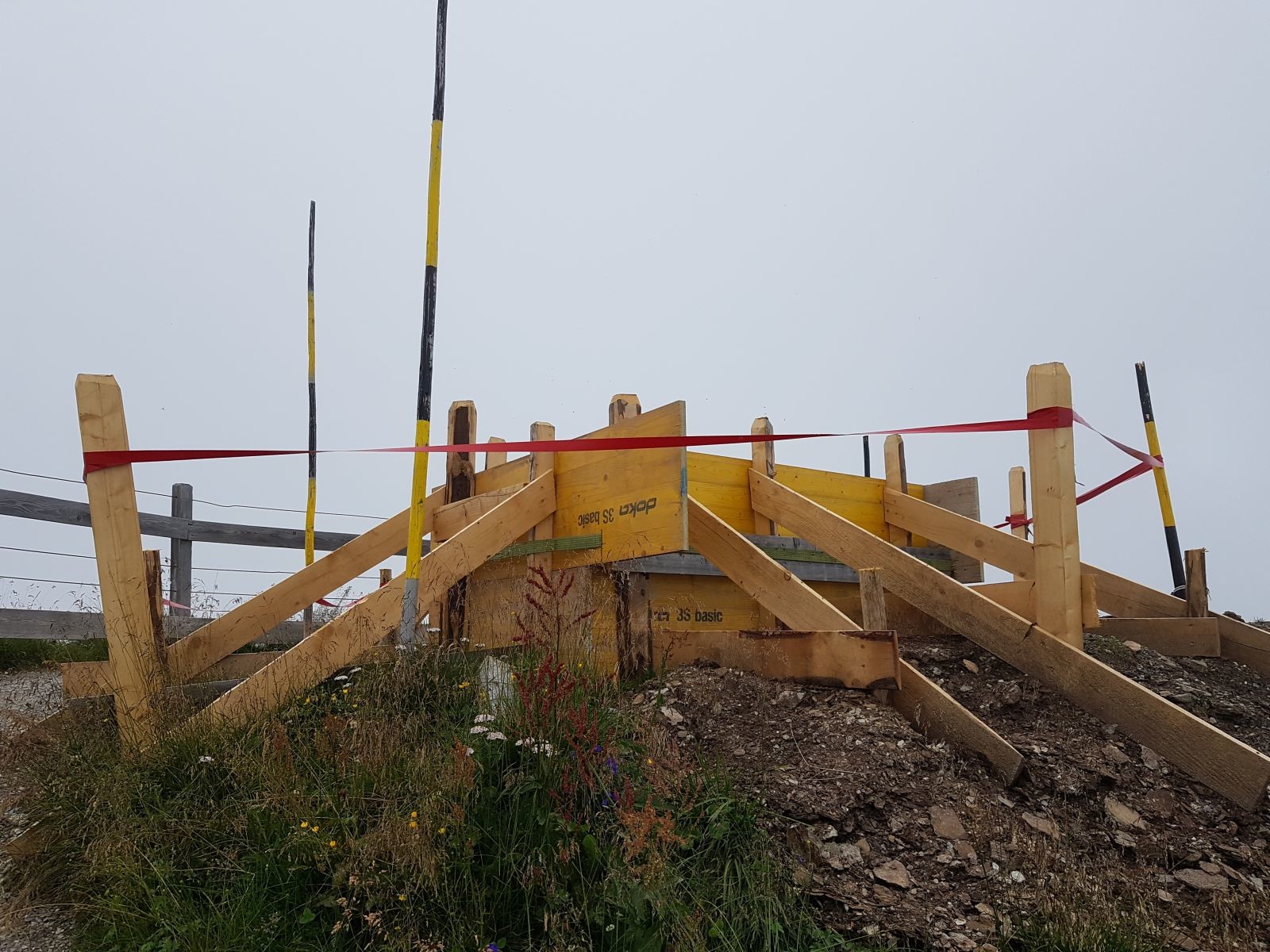 Südlich der Senderbahn Bergstation wird ein neues Fundament gegossen. Doch hoffentlich nicht für einen weiteren Sender?