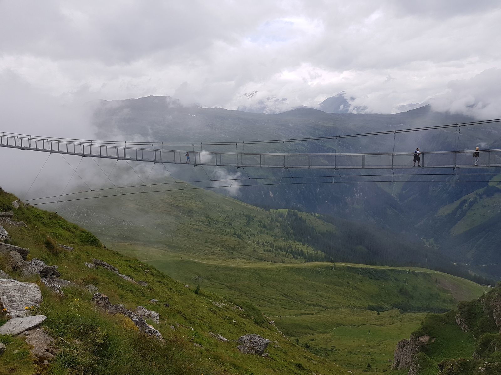 Immer wieder zogen Wolken durch, gerade war der Blick frei auf die Jungeralm KSB und die Hängebrücke, auf der derzeit Einbahnbetrieb herrscht.