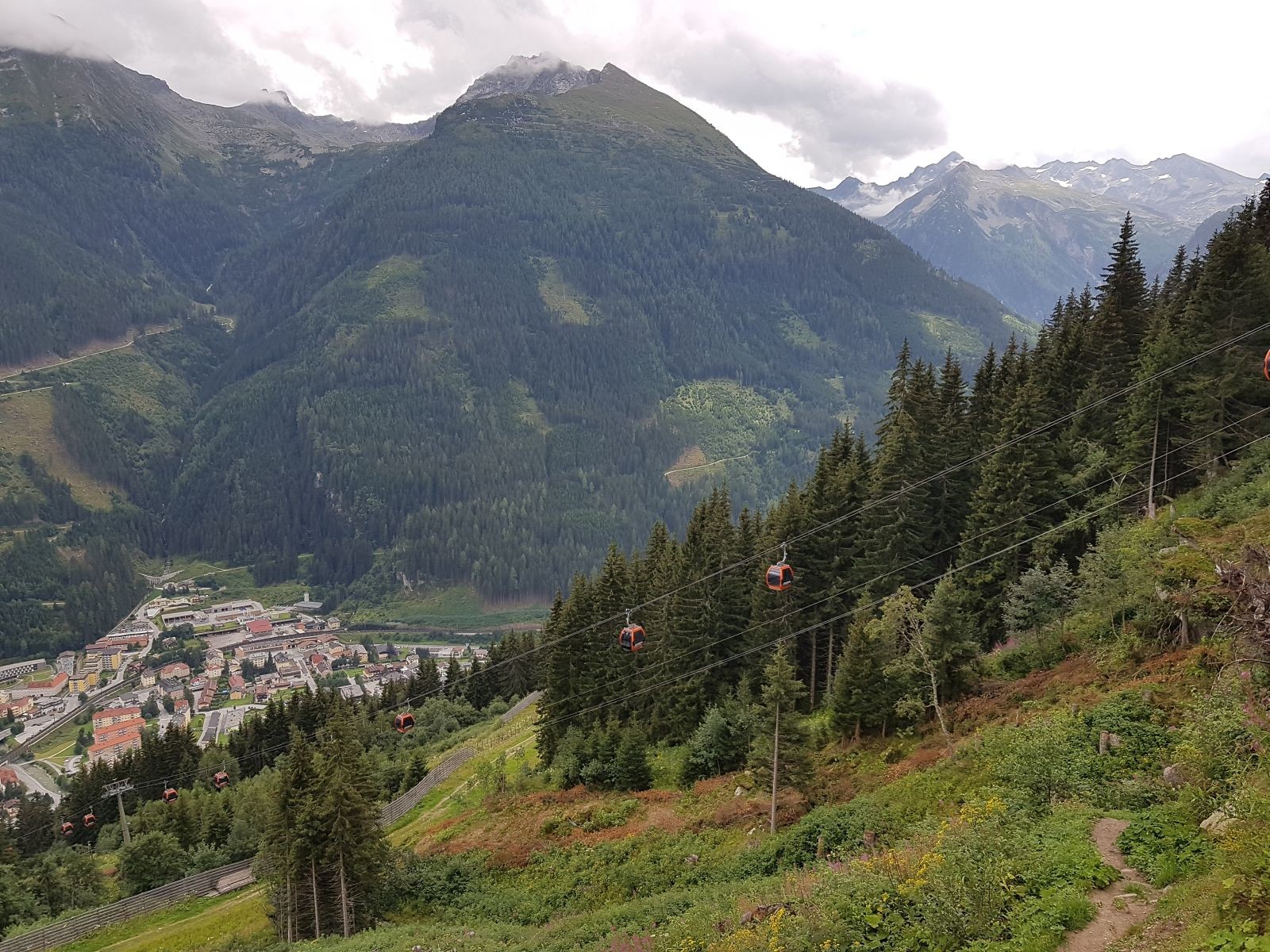 Teilweise ist es ganz schön steil mit felsigen Geländekanten. Kein Wunder, dass es hier keine direkte Abfahrt gibt.