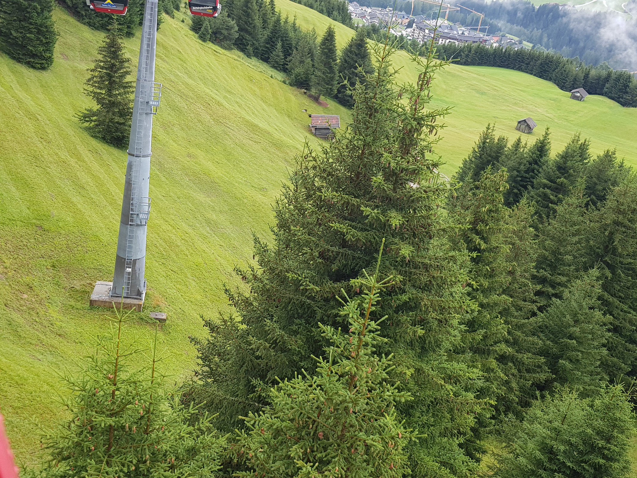 Die Stützen 6 und 7 bei der Schönjochbahn am Ende der Schiene am Fundament. Was wäre wenn sich der Hang weiter verschiebt? Wird dann das Fundament neu gebaut oder muss die ganze Bahn getauscht werden? Weiß da jemand was?