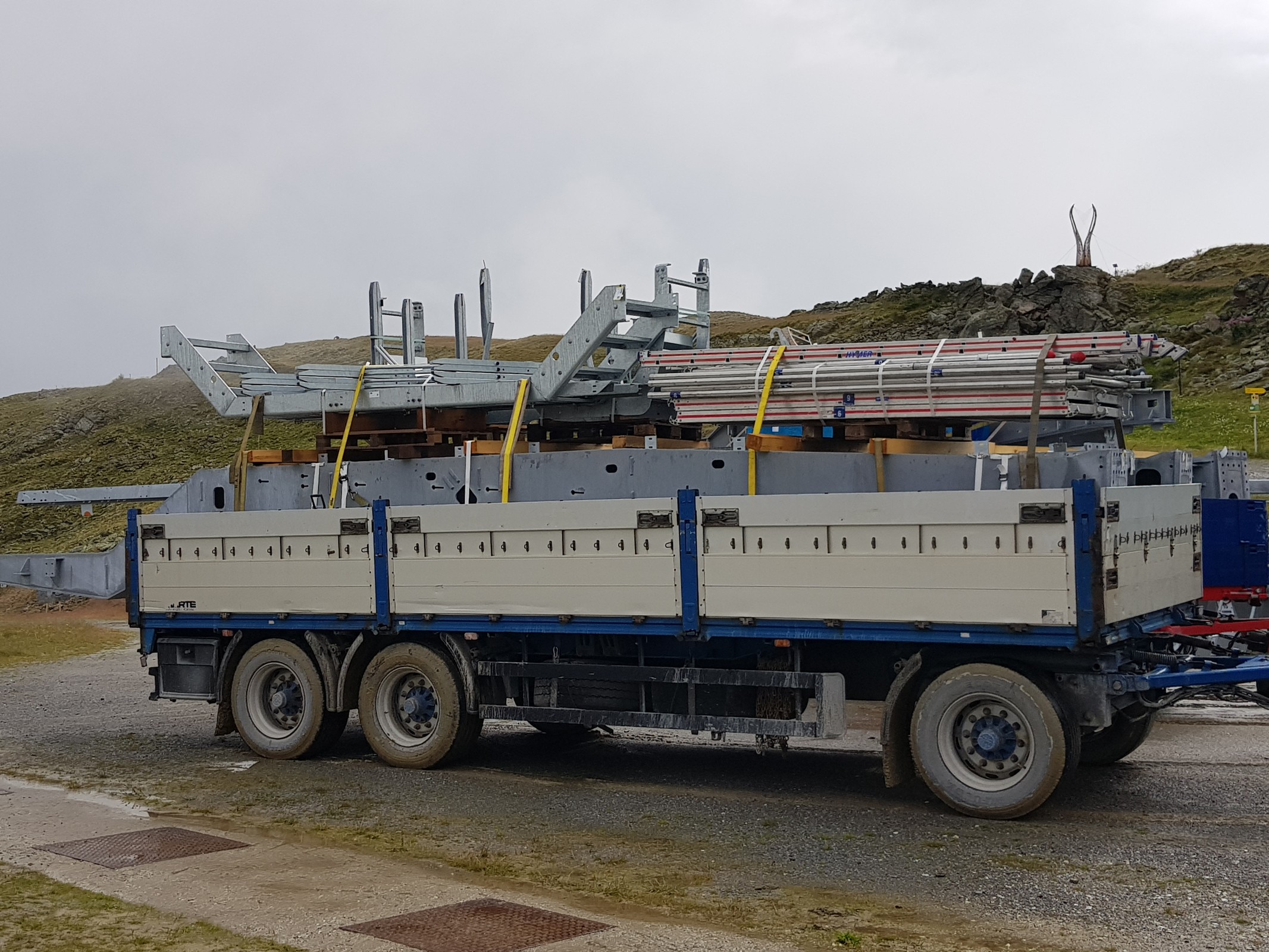 Heute morgen wurden drei LKW mit Anhänger  voller Stationstechnik für die Bergstation angeliefert