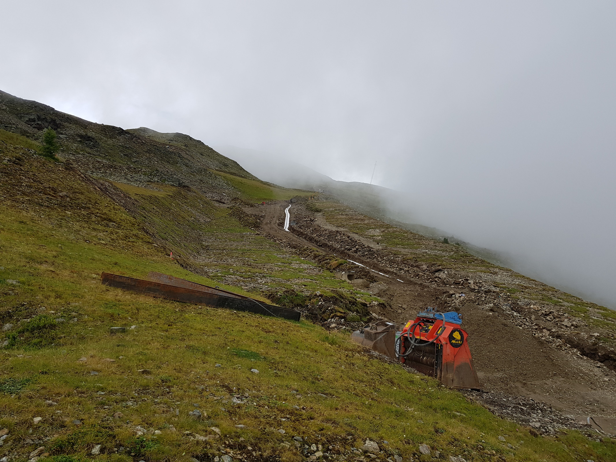 Verlegen von Beschneiungstechnik (von Techno alpin)