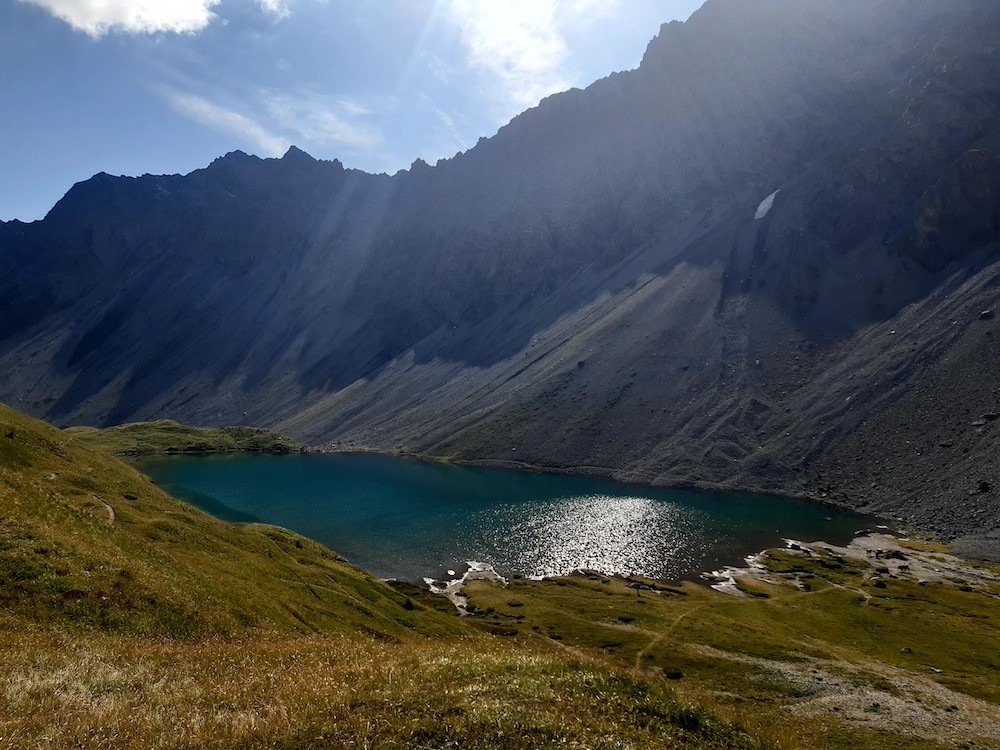 Der in der Sonne glitzernde Älplisee.
