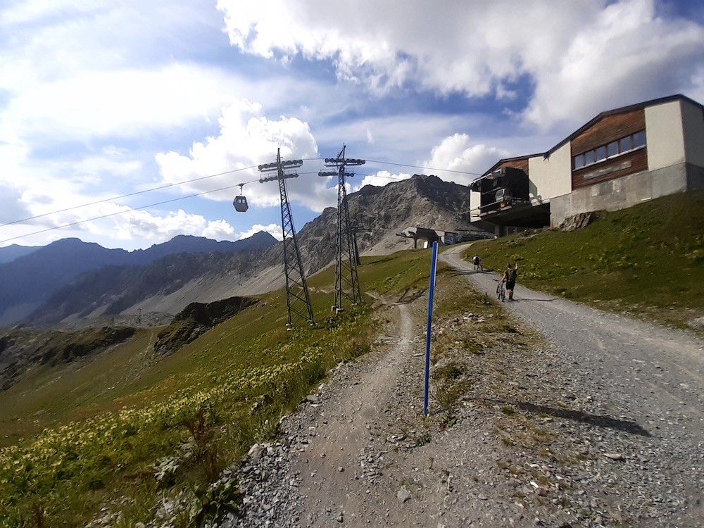 Einstieg des Flow-Trails. Die Masten des Hörnli Express sind im oberen Bereich sehr hoch, wie auf diesem Bild zu sehen ist.