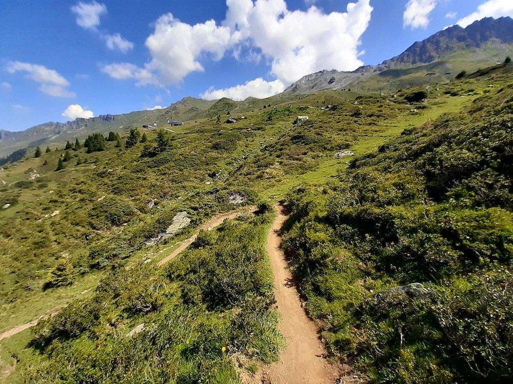 Schmale und steile Kehren zu Beginn