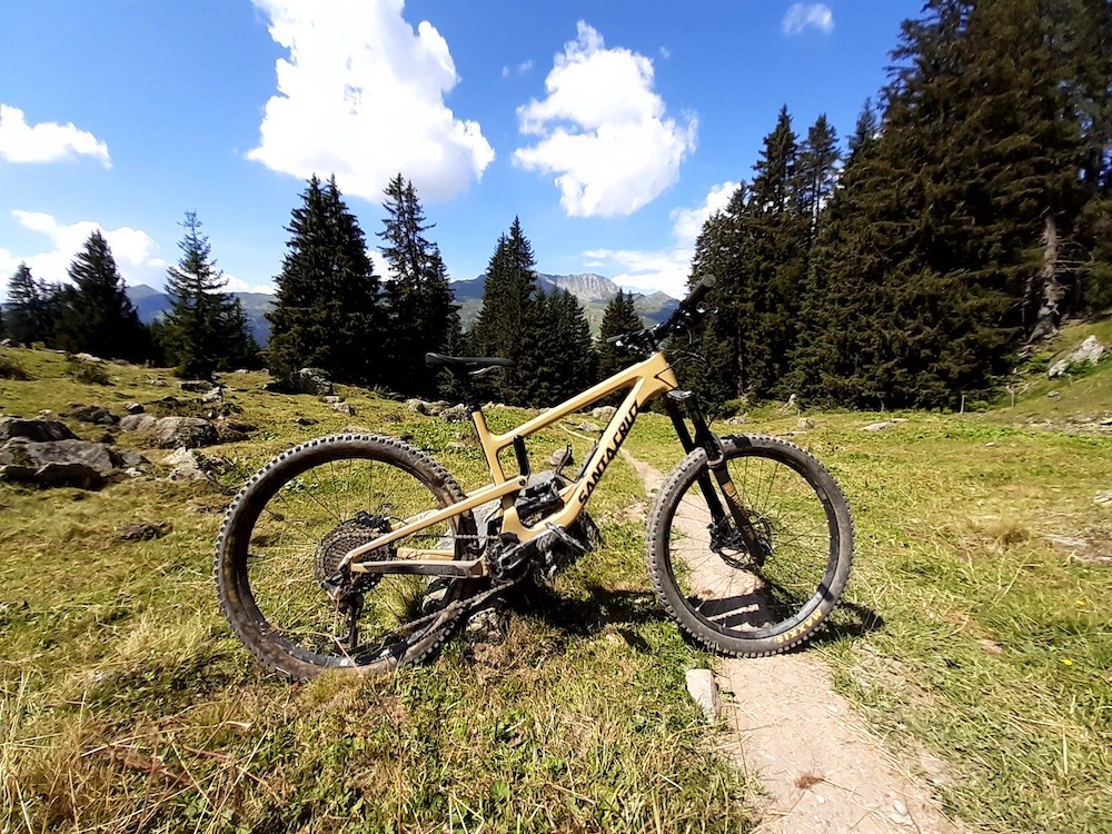 Seit zwei Jahren mein Fahrgestell: Santa Cruz Nomad. Super, aber teuer. Zwischendurch passiert man kleinere Lichtungen.