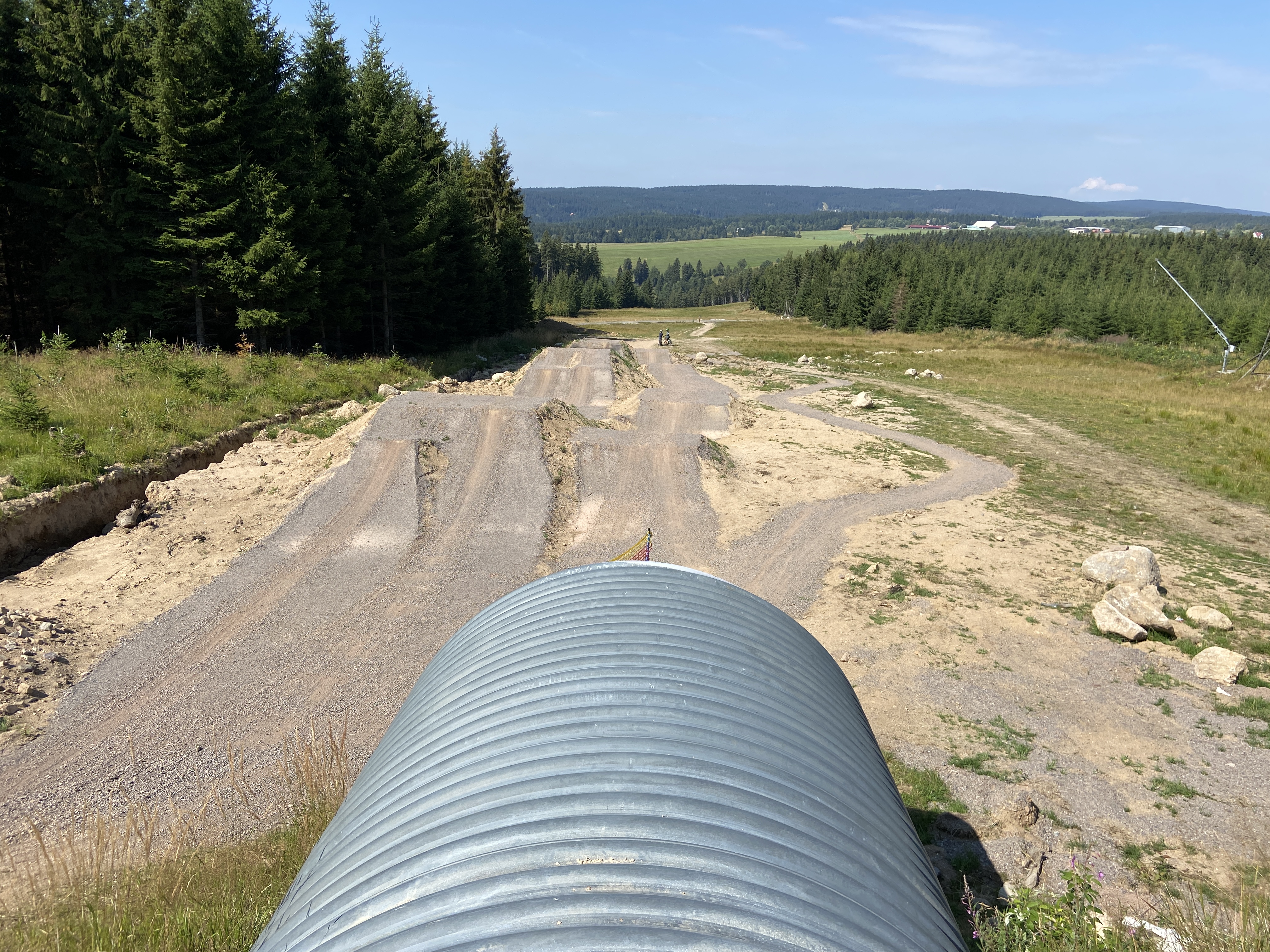 Jumpline auf Piste 4 für blauen und (derzeit auch den) roten Trail