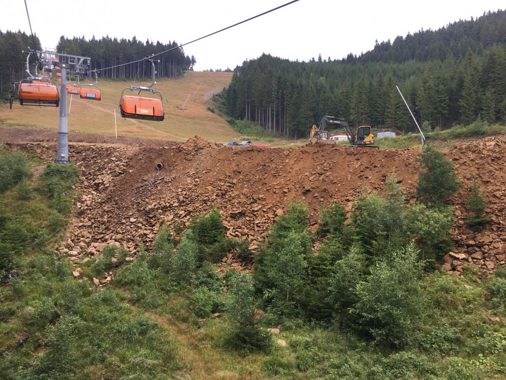 Abraumanfüllung/Pistenerweiterung unterm Lift; die Bäume rechts unten sind mittlerweile sicher alle unterm Dreck verschwunden.