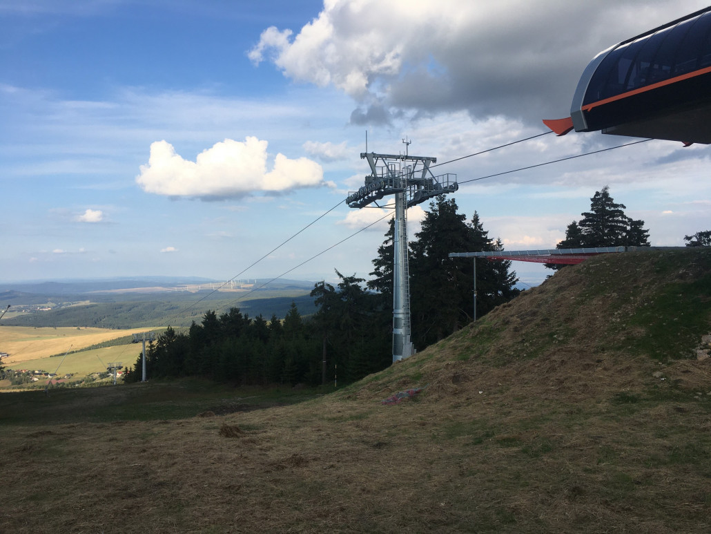 Der Berg wirkt im Sommer noch Dominanter als im Winter. Sicherlich hat die weite Sicht Anteil dran. Damska KSB steht noch &amp; Gemäht wurde auch.