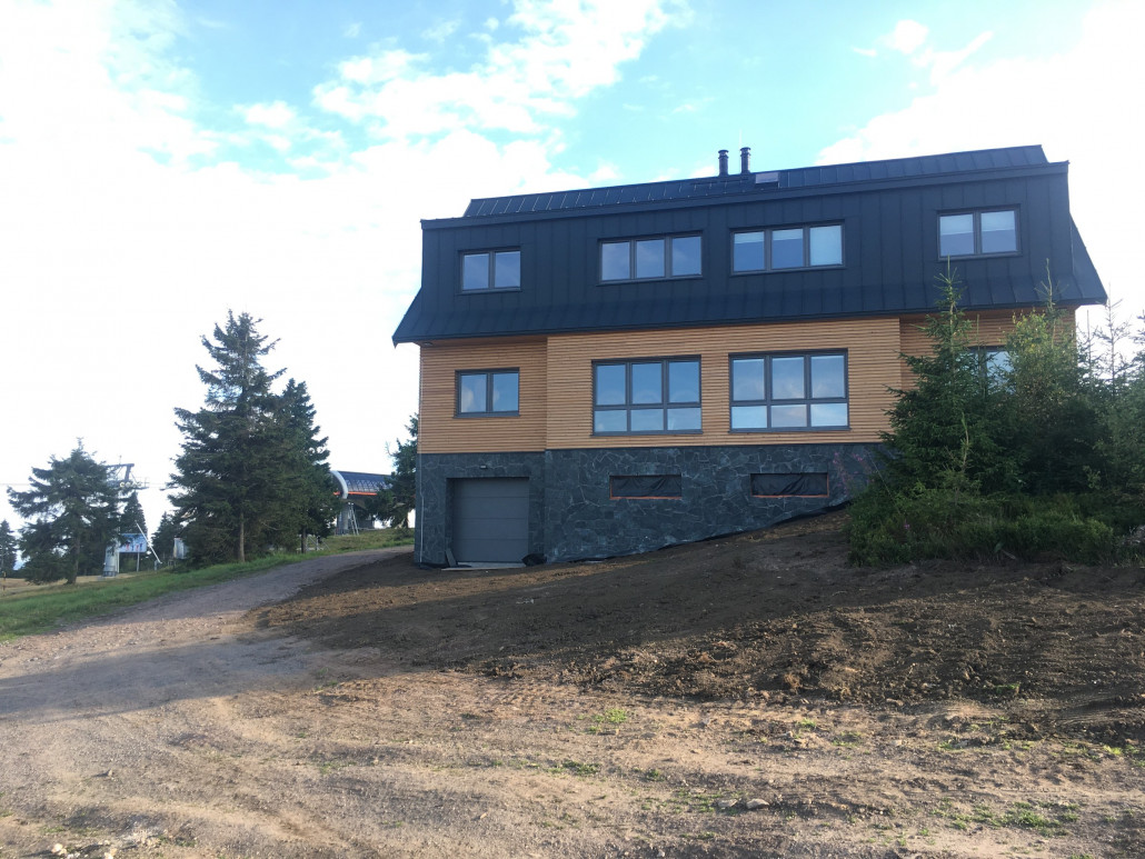 2. bewohnbare große Baude auf dem Gipfel ist auch fertig.