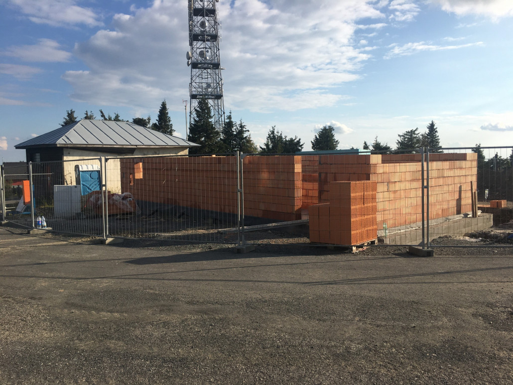 Oben am Gipfel fiel mir sofort ein kleiner neuer Rohbau auf. Vl. ein neues, ordentliches WC auf dem Gipfel? .....