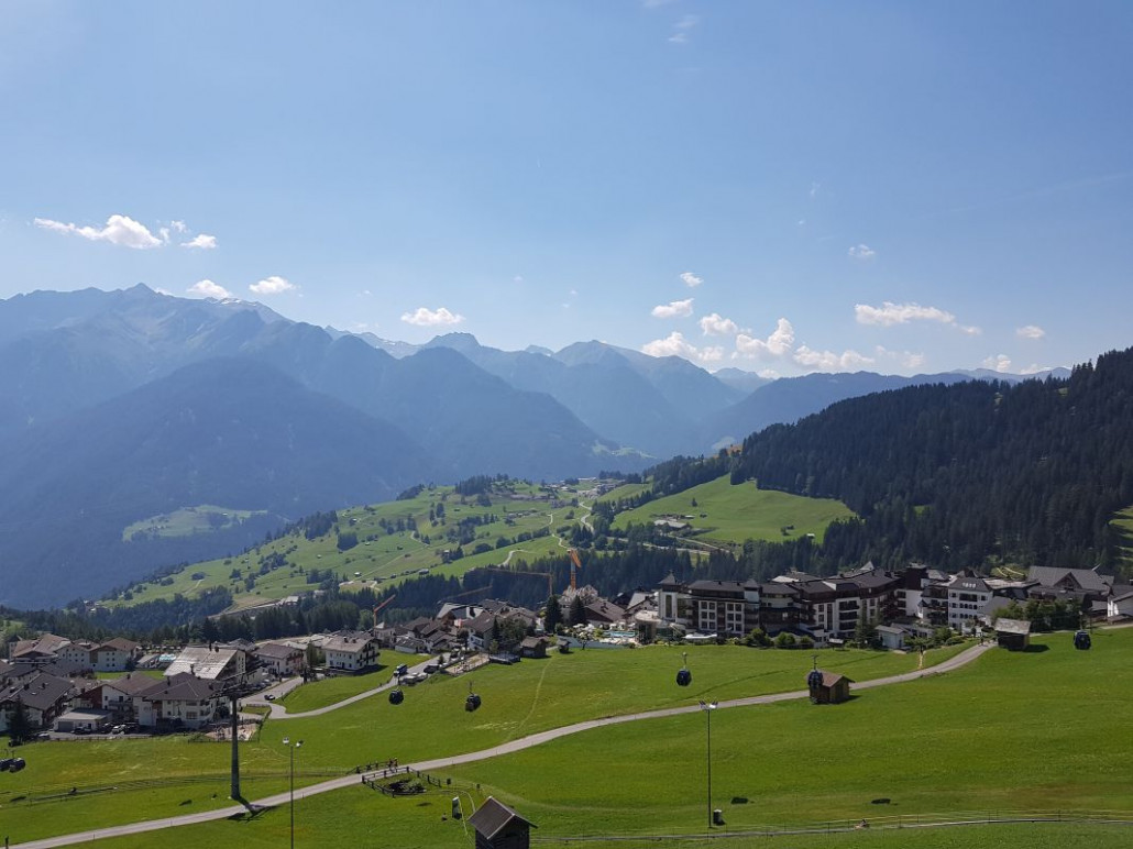 Auffahrt mit der Schönjochbahn mit Blick auf Fiss