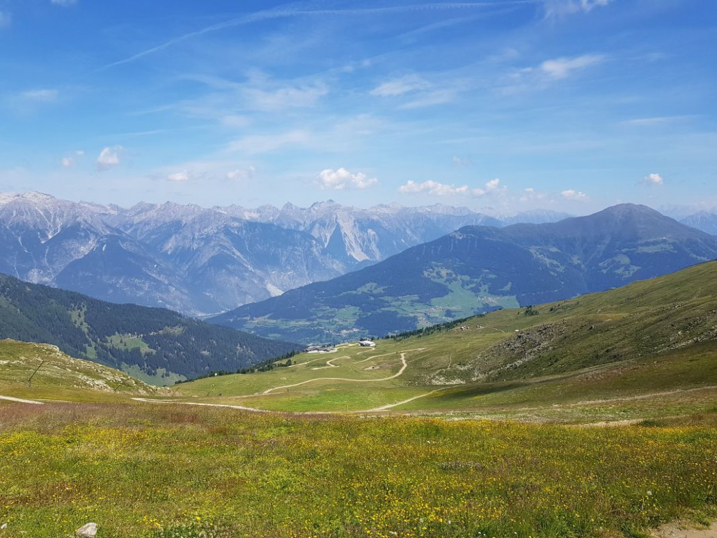 Am Schönjoch angekommen, blicken wir die Plazörabfahrt hinab.