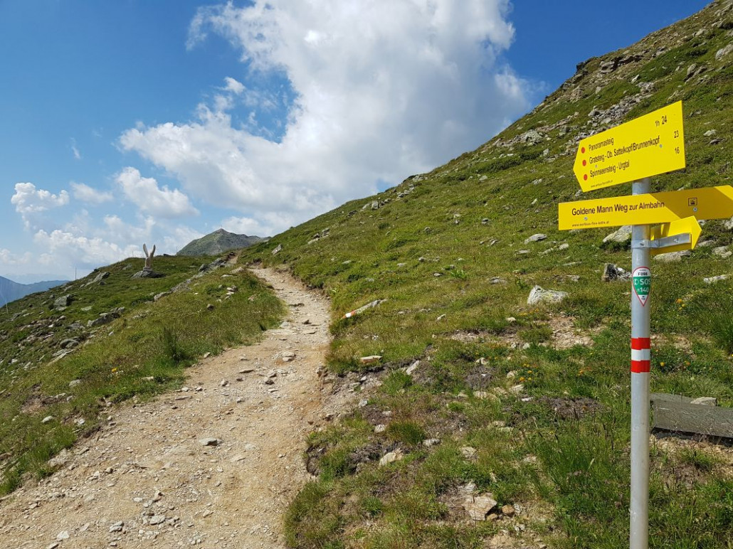 Nach einem kurzen Stück auf dem Goldene Mann Weg zweigen wir hier auf den Steig ab.