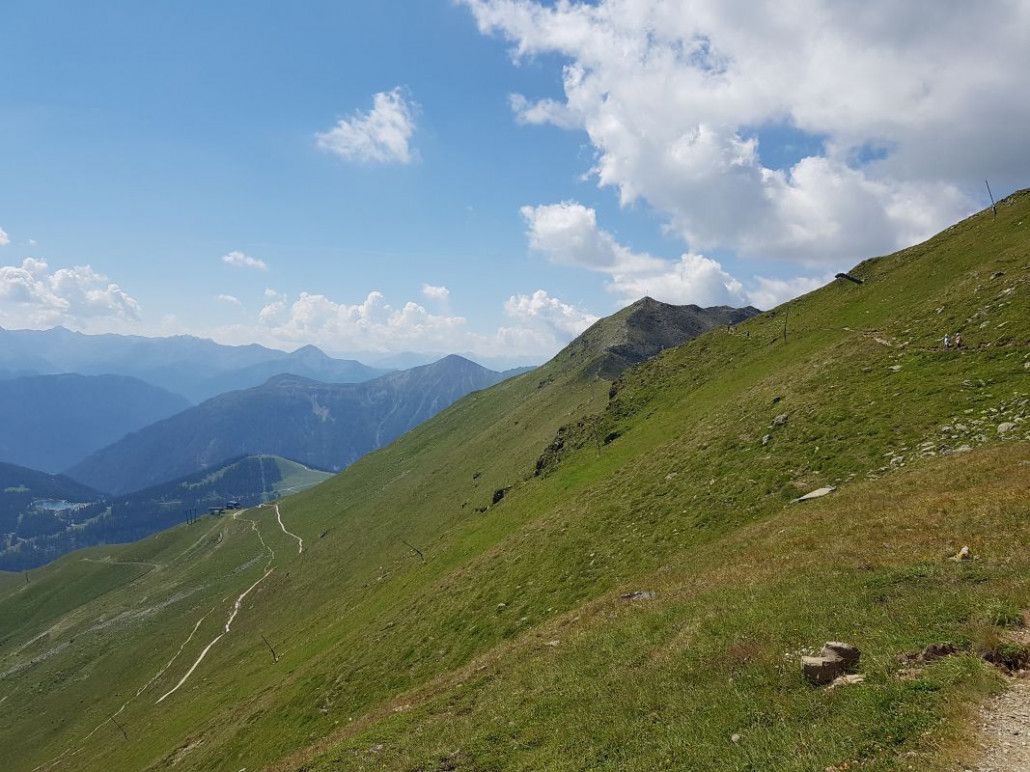 Die Diretissima rechts werden wir gleich überqueren, links unten sieht man auch den doppelten Quellenweg und -trail