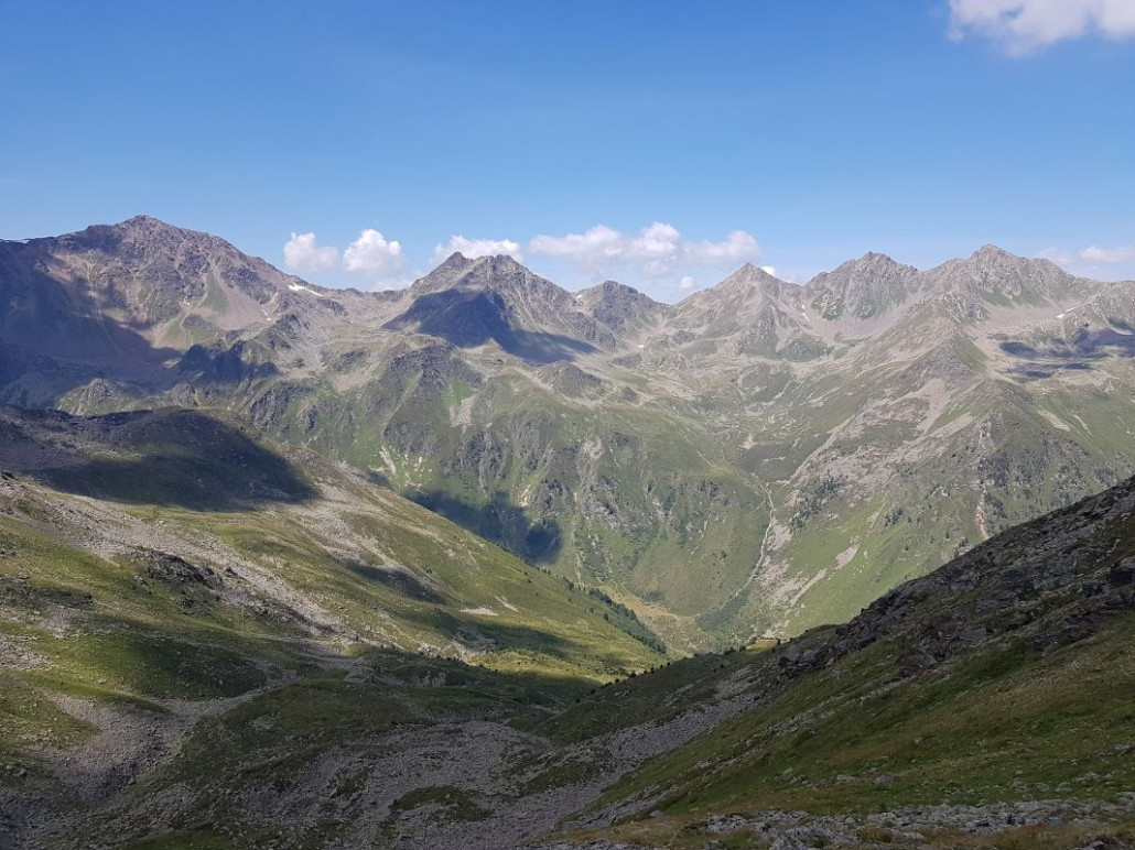 Schon bald kann man rechts ins Urgtal blicken.