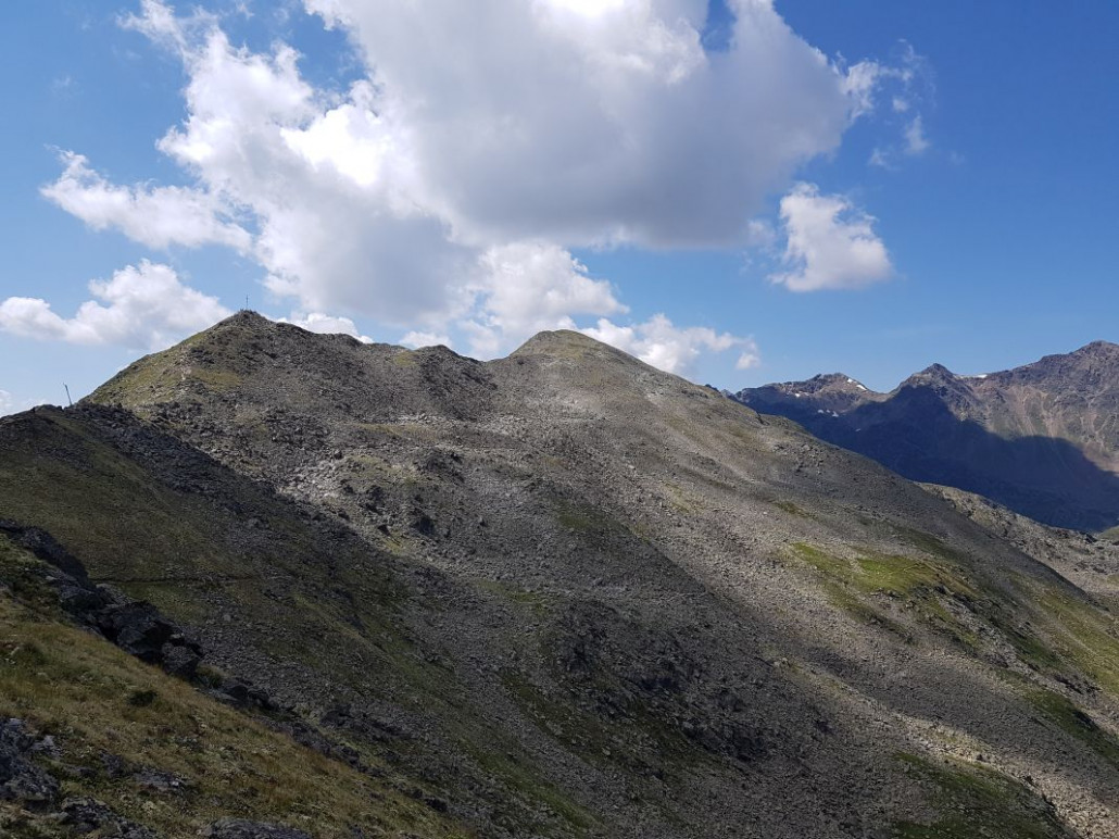 Am Hang sieht man den Spinseensteig, wir laufen aber weiter den Gratsteig.