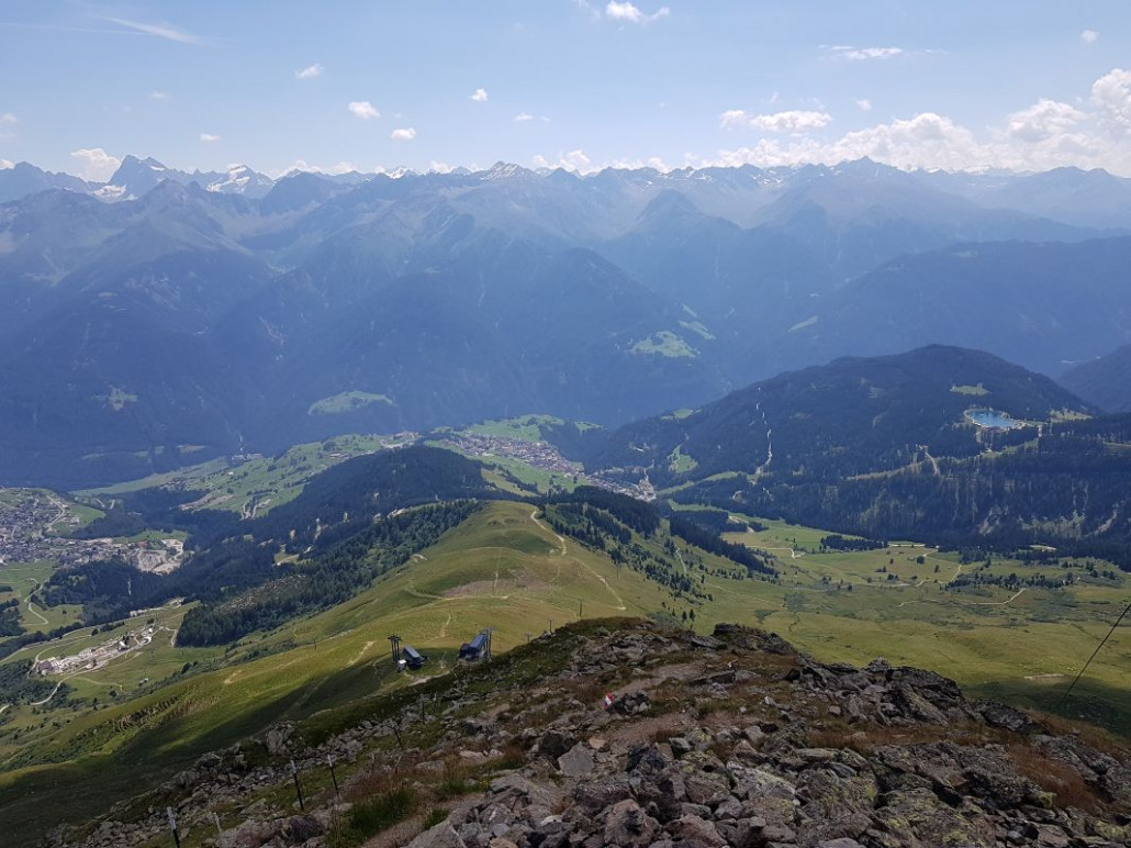 Samt tollem Panorama auf Fiss, Serfaus, den Högsee und und und... unten treffen sich Sattel- und Königsleithebahn.