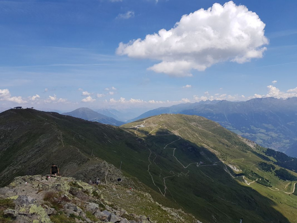 Und auf unseren Weg zurück, ganz links ist der Zwölferkopf mit der Almbahn zu sehen.