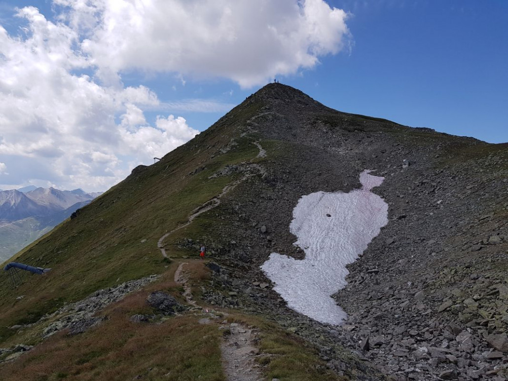 Beim Aufstieg zum Hinteren Sattelkopf kommt auch schon das erste Schneefeld.