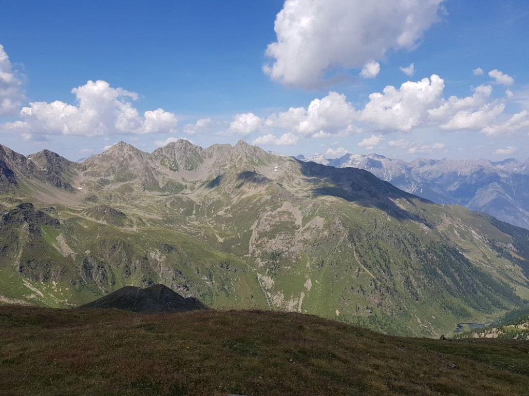 Der Urgsee ist rechts unten zu sehen, oben konnte man auch ganz flach auf die beiden Spinnseen blicken.