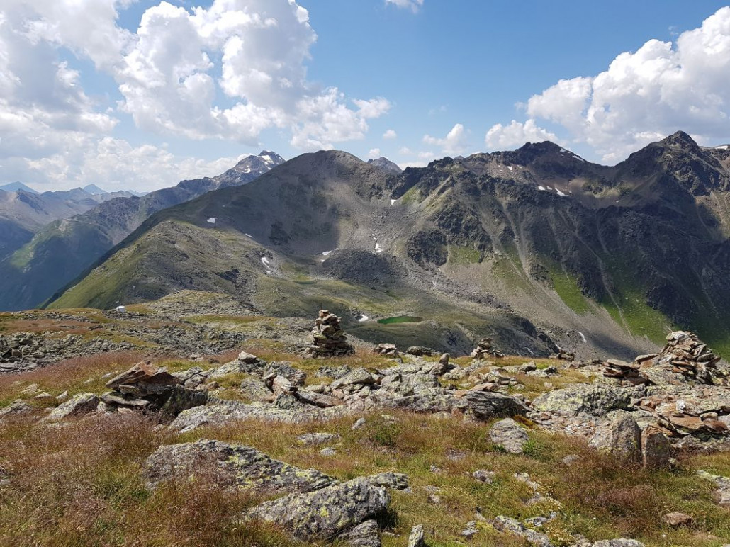 Die Ebene am Gipfel lud zum Verweilen ein! Blick auf Furgler, Planskopf und Rotpleiskopf.