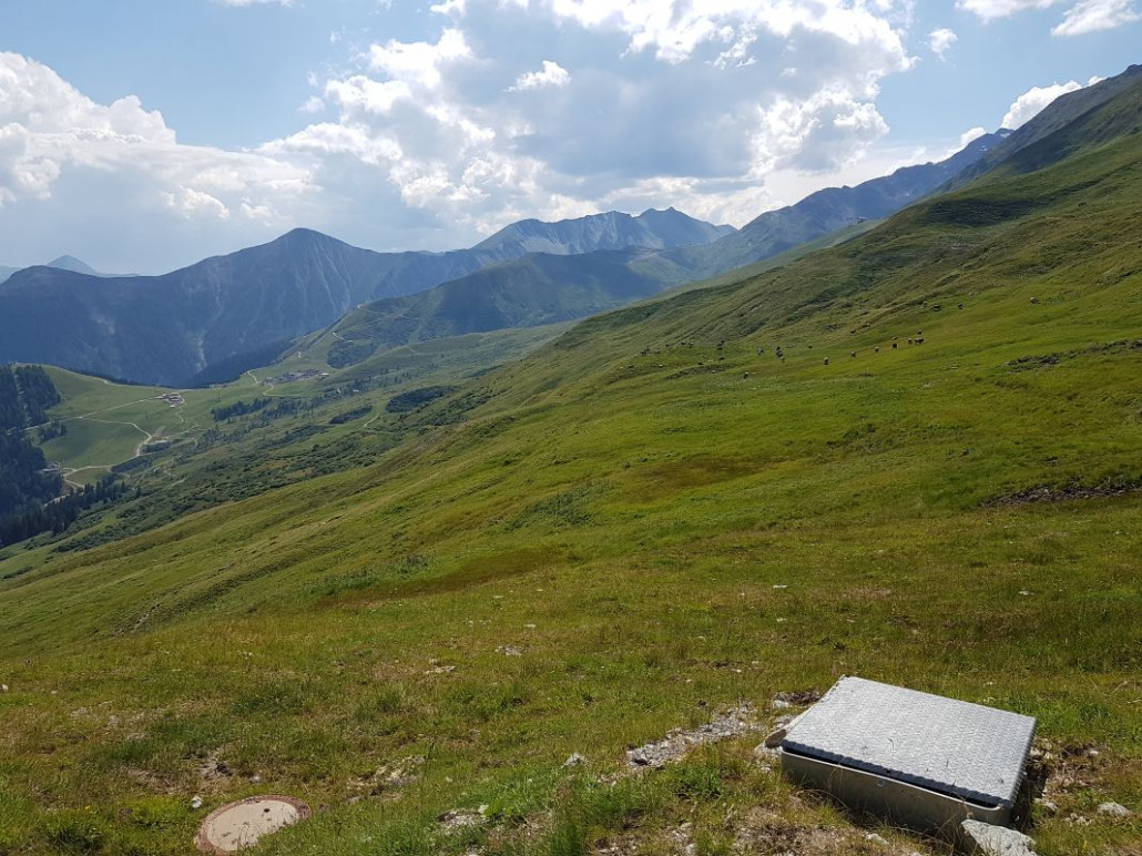 Man kann kaum glauben, mitten auf der Jochabfahrt zu stehen. Nach einiger Zeit in Fiss war ich echt begeistert, wie viele Abfahrten noch sehr schön und natürlich aussehen!