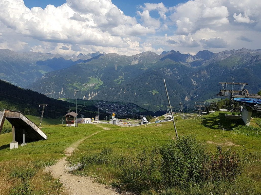 danach inmitten von Stahl und Beton.