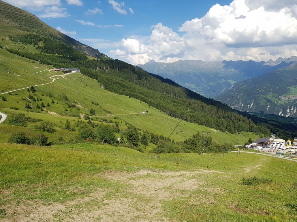 Speziell dieser Weg war scheiße, da direkt am Hang und daher sau steil! Warum legt man zerstörte Wege nicht wieder in Kehren an?