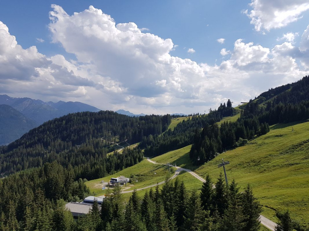 Dann nehmen wir die Möseralmbahn ins Tal, vorbei an Sattel- und Rastbahn.