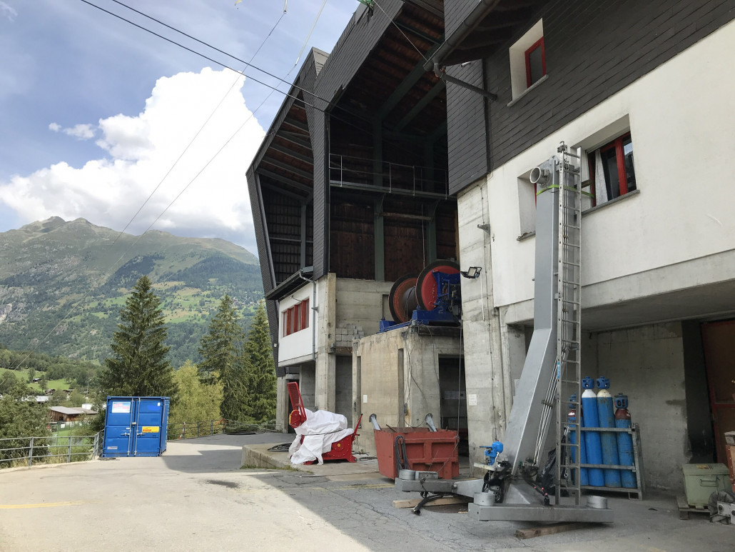 Abgestelltes Gehänge der von unten aus gesehen linken Kabine (Kabine 1)